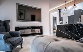 Boutique 2Br On Royal Mile - Freestanding Bathtub